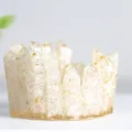 Dettaglio macro della ciotola in resina con quarzo bianco e scaglie d'oro - Cristallo di rocca