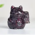 Statuetta gatto portafortuna in resina con cristalli viola e simboli di fortuna - Granato