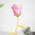 Handgefertigte rosa Kristallquarz-Rose mit goldenem Stiel als Dekorationsobjekt - Rosenrot