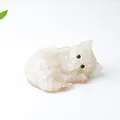 Gatto dormiente in resina ambrata con cristalli naturali e occhi gialli - Cristallo di rocca