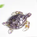 Meeresschildkröte aus Harz mit violetten Amethyst-Kristallen und goldener Blattgold-Füllung - Traumhaftes Lila