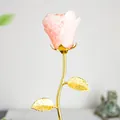 Elegante handgefertigte rosa Kristallrose mit poliertem goldenem Metallstiel und Blatt - Rosenquarz