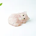 Ornamento a forma di gatto dormiente in resina rosa e cristallo naturale con occhi gialli - Quarzo rosa