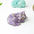 Statuina gatto che dorme fatta a mano in resina e pietre di ametista viola naturali - Viola da Sogno