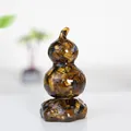 Dettaglio macro della statua a forma di zucca in resina di cristallo occhio di tigre - Stile Rotante / Occhio di Tigre Rotante