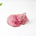 Statuetta di gatto che dorme in resina rosa con frammenti di cristallo naturale - Rosa Scuro
