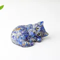 Statuetta di gatto dormiente in resina con cristalli di lapislazzuli e scaglie dorate - Lapislazzuli
