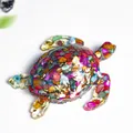 Figurine de tortue en résine avec cristaux naturels et feuilles d'or sur fond blanc - Coquillage Coloré