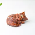 Ornamento gatto che dorme in resina con texture in cristallo marrone-rosso - Diaspro Rosso