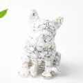 Dettaglio di statuina bulldog in resina con pietre bianche e accenti in foglia d'oro - Stile Turchese Bianco (Con Foglia d'Oro)