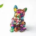 Dettaglio macro di statuetta bulldog in resina con cristalli colorati e foglia oro - Stile Conchiglia Colorata (Con Foglia d'Oro)