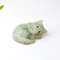 Statuetta di gatto che dorme in resina verde con trama in pietra naturale su bianco - Avventurina Verde