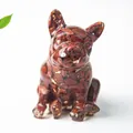 Dettaglio di bulldog in resina con scaglie di cristallo rosso e foglie d'oro - Stile Diaspro Rosso (Con Foglia d'Oro)