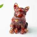 Dettaglio di una statuetta di bulldog in resina con pietre di agata rossa e foglia oro - Stile Agata Rossa (Con Foglia d'Oro)