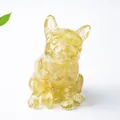 Dettaglio della statuina bulldog francese in resina gialla con pietre incastonate - Stile Giallo Limone (Con Foglia d'Oro)