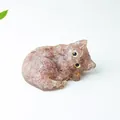 Statuina gatto dormiente in resina con cristalli fragola rosa e occhi realistici vivi - Quarzo Fragola