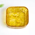 Quadratische Schale aus Bernsteinharz mit Natursteinfüllung für Schmuck und Deko - Citrin