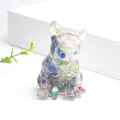 Dettaglio di statuetta bulldog francese in resina con cristalli colorati su piedistallo - Stile Occhio di Gatto (Con Foglia d'Oro)