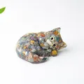 Statuetta di gatto che dorme in resina trasparente con pietre di cristallo colorate - Diaspro Oceanico