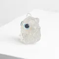 Nahaufnahme der durchscheinenden Fuchsstatuette mit blauen Augen und Kristallsteinen - Weißer Kristall-Stil