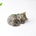 Statuina di gatto che dorme in resina e scaglie di cristallo naturale grigio-marrone - Labradorite Nera