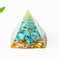 Orgon-Pyramide mit Türkissteinen und goldener Spirale für Energie-Heilung - Türkis / 3cm