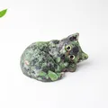 Statuina di gatto dormiente in cristallo con venature in resina verde e nera - Rubino Zoisite