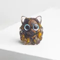 Vue macro d'un chat décoratif en résine ambre avec de grands yeux bleus vifs - Style Oeil de Tigre