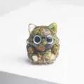 Vue détaillée d'une figurine de chat en résine avec des cristaux naturels multicolores - Style Unakite