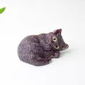 Statuina di gatto dormiente in resina con scaglie di ametista naturale e occhi gialli - Granato