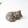 Statuetta di gatto che dorme in resina con frammenti di cristallo naturale verde e rosso - Pietra Sangue di Drago
