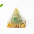 Orgonit-Pyramide mit grünen Aventurin-Kristallen und goldener Metallspirale - Aventurin-Jade / 3cm