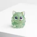 Gros plan d'une figurine de chat en résine verte translucide avec de grands yeux bleus - Style Aventurine Verte