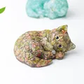 Statuina di gatto dormiente in resina con pietre naturali di cristallo e occhi di perline - Unakite