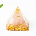 Chakra-Orgonit-Pyramide mit rosa Kristallen, Kupferspule und Goldfolie in Harz - Rosenquarz / 3cm