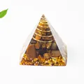 Orgonit Chakra Pyramide mit gelben Tigeraugen Steinen und einer Kupferspirale - Tigerauge / 3cm