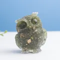 Olijfgroene uil beeldje van hars met bladgoud textuur voor huis en kantoor decoratie - Peridot