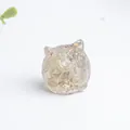 Dettaglio di figurina a gufo in resina trasparente con scaglie dorate per decorazione - Agata