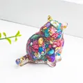 Dettaglio macro di ghiaia di cristallo e foglia d'oro in una statuetta di gatto - Conchiglia di Abalone