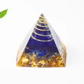Orgon-Energiepyramide mit goldener Metallspirale und blauen Kristallen im Harzgehäuse - Blaues Glas / 3cm