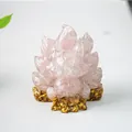 Detalle de figura de zorro de nueve colas de cristal con piedras rosas y base dorada - Cuarzo Rosa Con Pan de Oro / 4 Cm De Alto