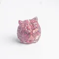 Figura de búho de cristal rosa natural hecha a mano en resina adorno de mesa - Jaspe Rojo