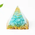Handgefertigte Orgonit-Pyramide mit blauen Kristallen und Kupferspirale - Aquamarin / 3cm
