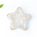 Plato en forma de estrella de resina con grava de cristal blanco y láminas de oro - Cristal de roca