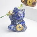 Dettaglio di un gatto della fortuna in resina con pietre di cristallo blu naturali - Lapislazzuli