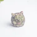 Búho decorativo de resina hecho a mano con cristales morados y verdes y pan de oro - Unakita