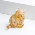 Statuina di gatto in resina ambrata e scaglie di foglia d'oro su base bianca - Quarzo Ialino con Foglia d'Oro