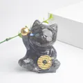 Dettaglio macro del gatto portafortuna in resina con pietre di labradorite - Labradorite