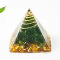 Orgon-Pyramide mit grünem Kristallkies und Goldmetallspule in Harzbasis - Smaragdglasur / 3cm