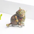 Statuetta di gatto in resina con pietre di cristallo colorate su base bianca - Unakite